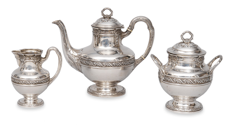 A tea service with laurel decor