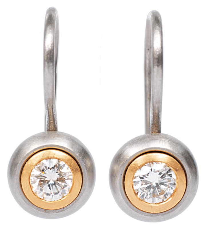 A pair of solitaire earstuds