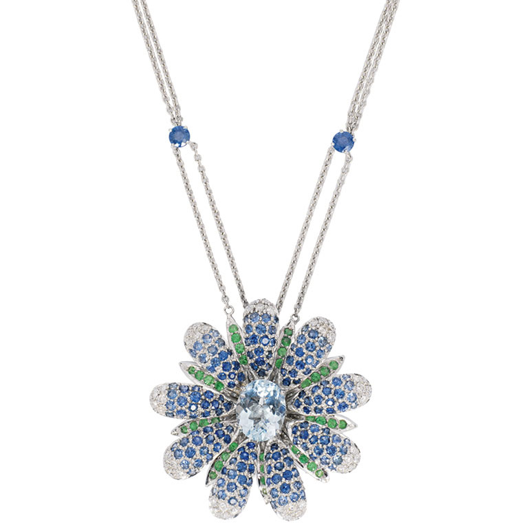 An aquamarin sapphire pendant with necklace