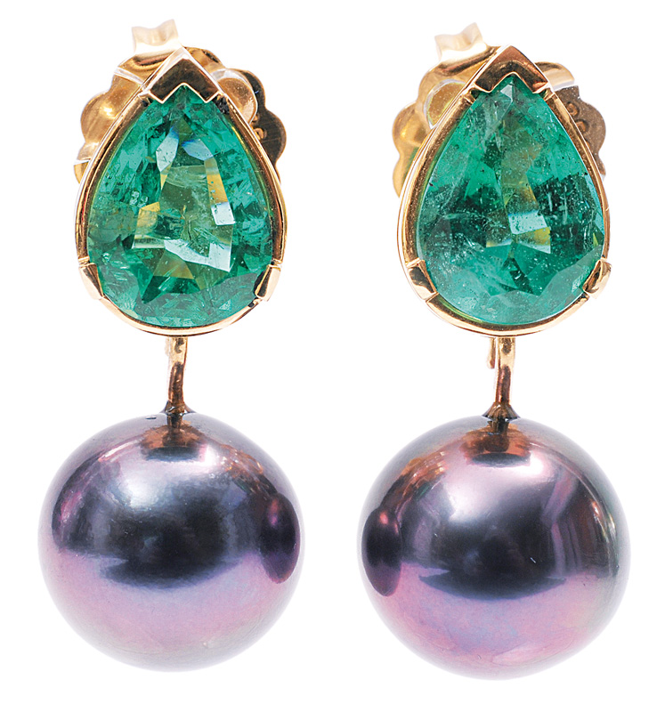 A pair of highquality emerald pearl earpendants