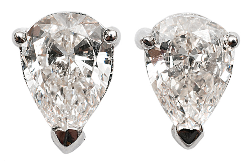 A pair of earstuds with diamonds in pearshape