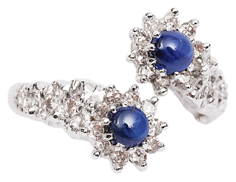 A sapphire set with pendant, ring and a pair of earstuds