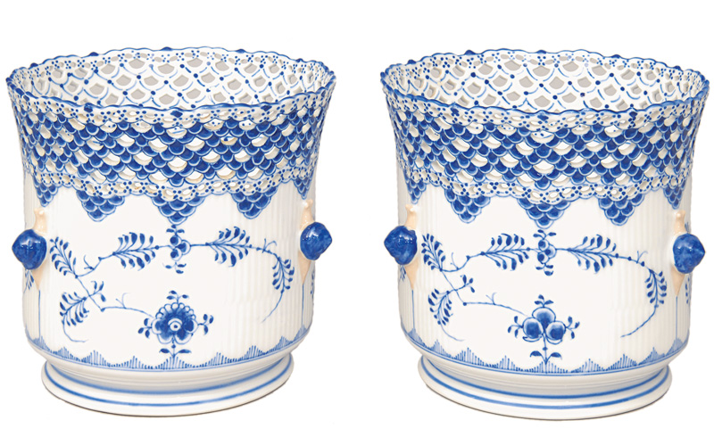 A pair of cachepots "Blue fluted full lace"