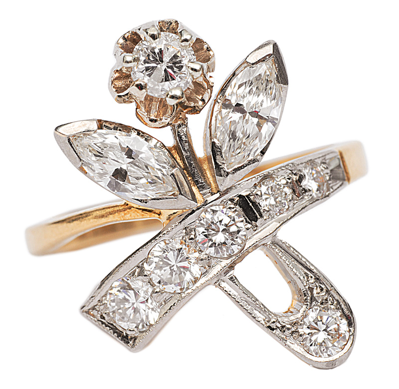 Blütenförmiger Diamant-Ring