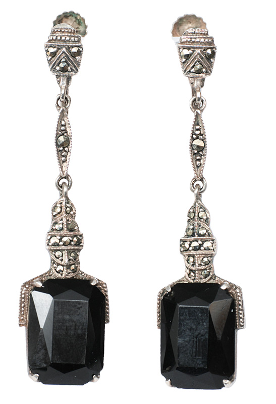 A pair of Art-déco onyx earpendants in the style of Theodor Fahrner