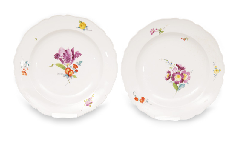 A pair of plates with flower painting