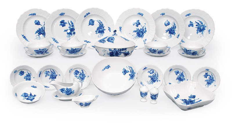 A dinner service "Blue flower curved" for 6 persons
