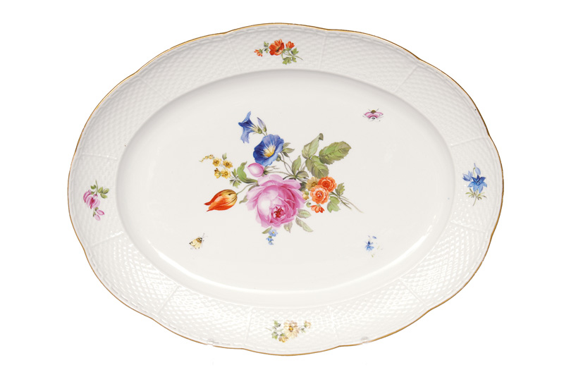 A big plate with bouquet and basket rim