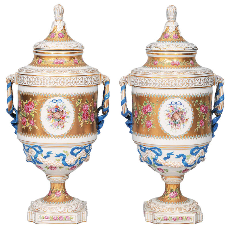 A pair of gold grounded vases with cover in style of Sèvres