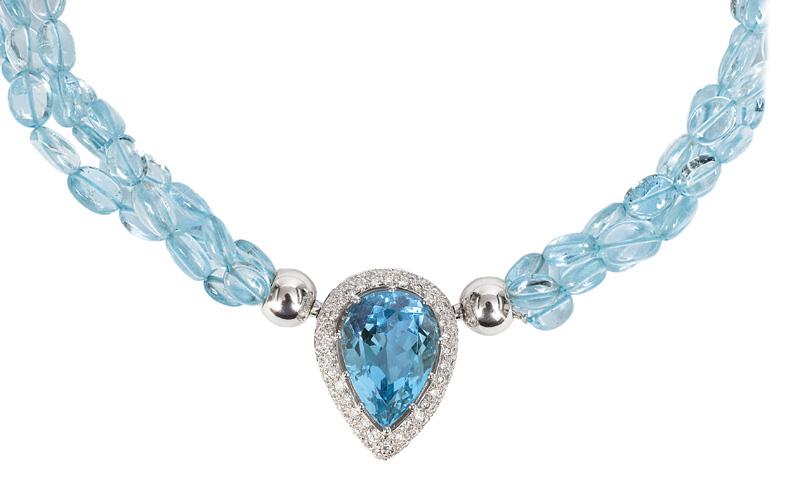 An aquamarin necklace with splendid aquamarin diamond clasp