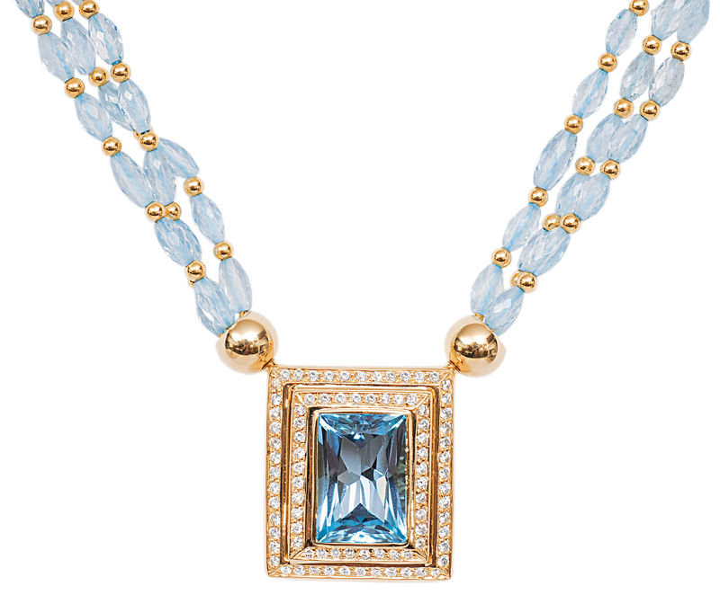 An aquamarin necklace with a splendid topaze diamond clasp
