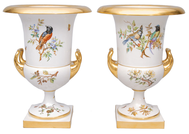 A pair of big amphora-shaped vases with painting of birds