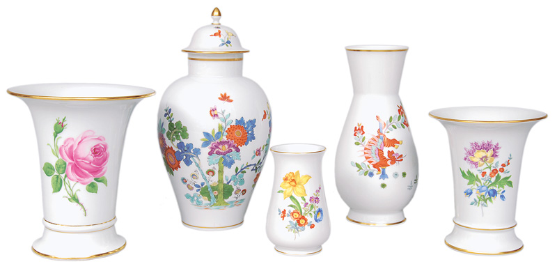 A set of 5 vases