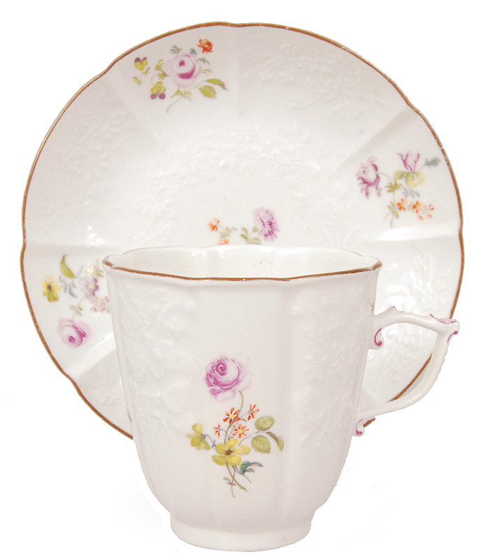 Tasse mit Gotzkowsky-Relief und Blumenmalerei