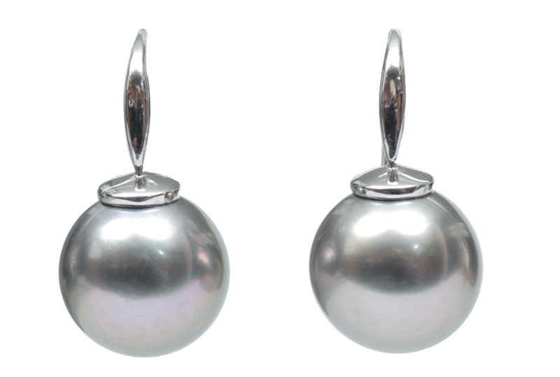 A pair of Tahiti pearl earpendants