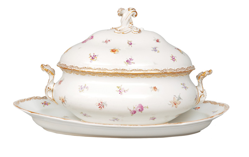 A big tureen on presentoir