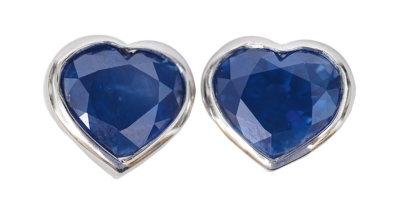 A pair of heartshaped sapphire earstuds