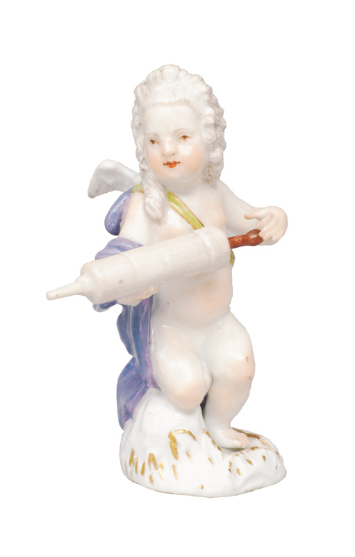 Figur "Putto mit Luftpumpe" aus einer Serie "Verkleidete Amoretten"