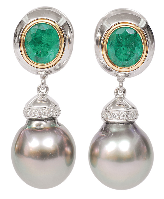 A pair of emerald earrings with Tahiti pearls