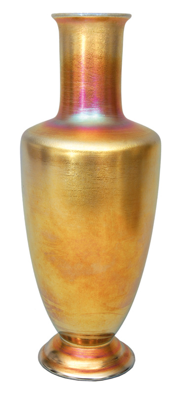 Louis Comfort Tiffany, Tiffany Studios - A big, yellowgold iridescent vase A big, yellowgold iridescent vase