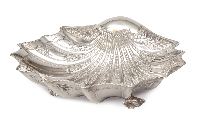 An elegant bowl in form of a shell