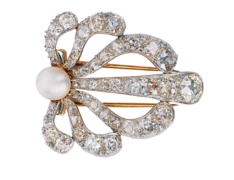 An Art-déco clip with diamonds