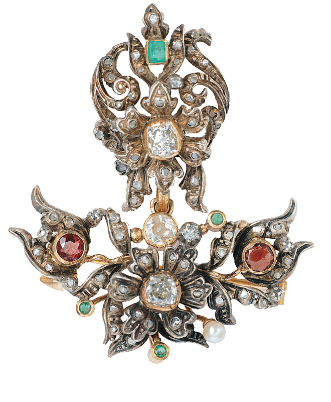Antike Blütenbrosche mit Diamanten und Smaragden