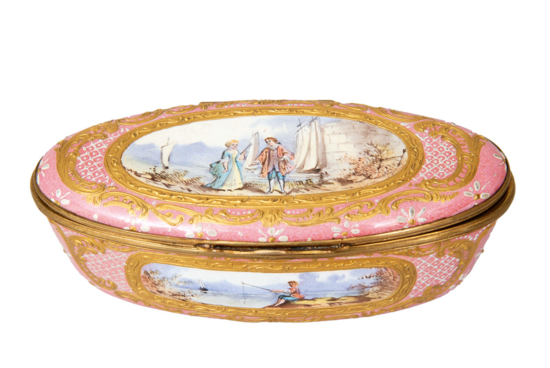 A snuff box with romantic scenery