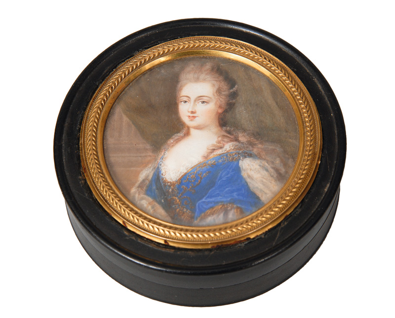 A box with miniature potrait "Fine Rococo lady"