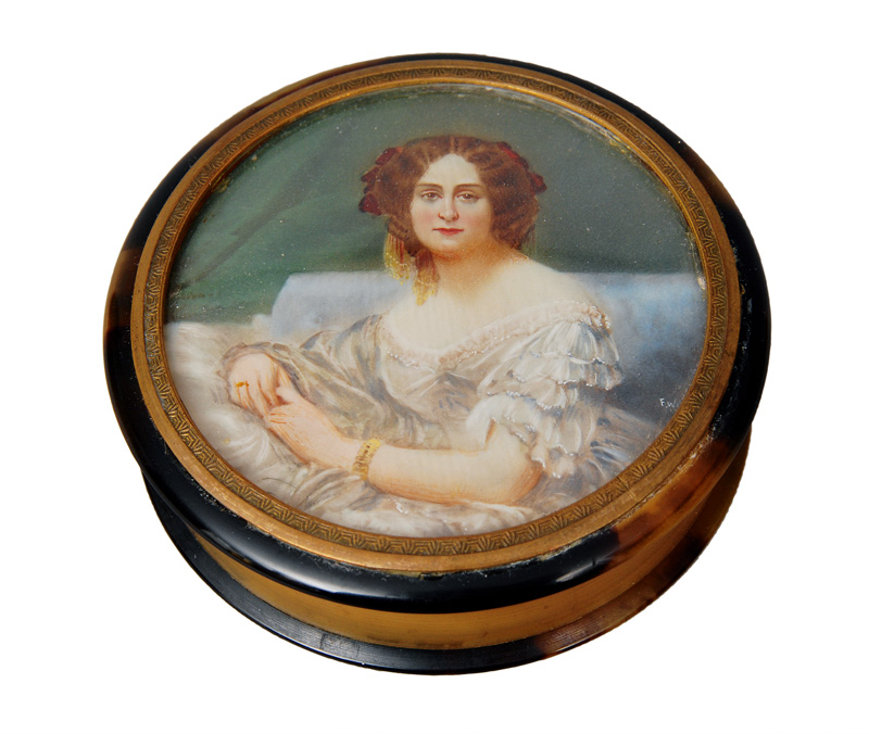 A tortoiseshell box with miniature "Graceful lady