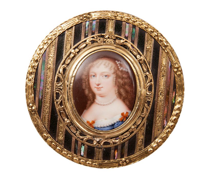 Seltene Vernis-Martin-Dose mit Miniatur "Dame mit Perlenkette"
