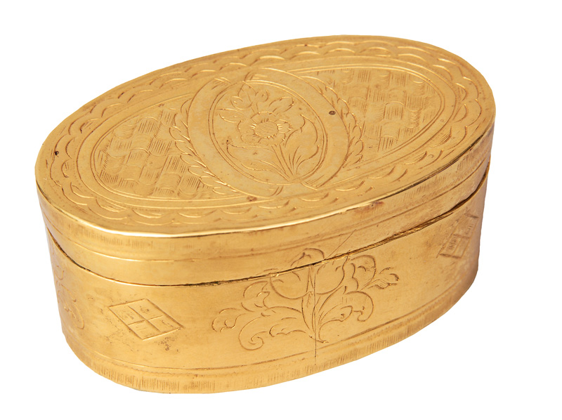 A small oval snuff box in Louis Seize style