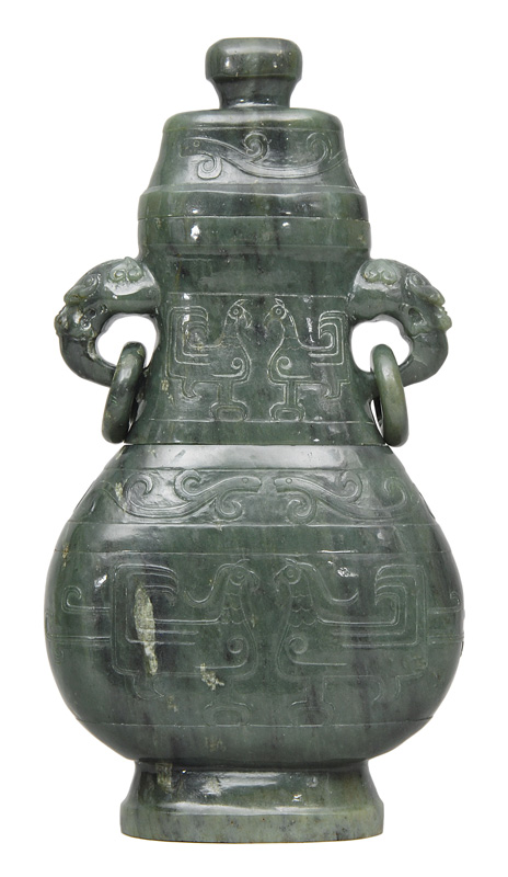 Jade vase with cover in Hu-form