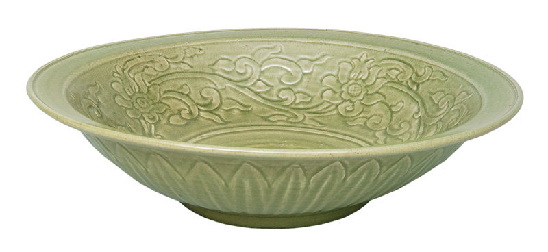 A large Seladon-bowl with fish relief
