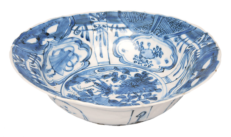 A jkraak-porselein bowl with cicada