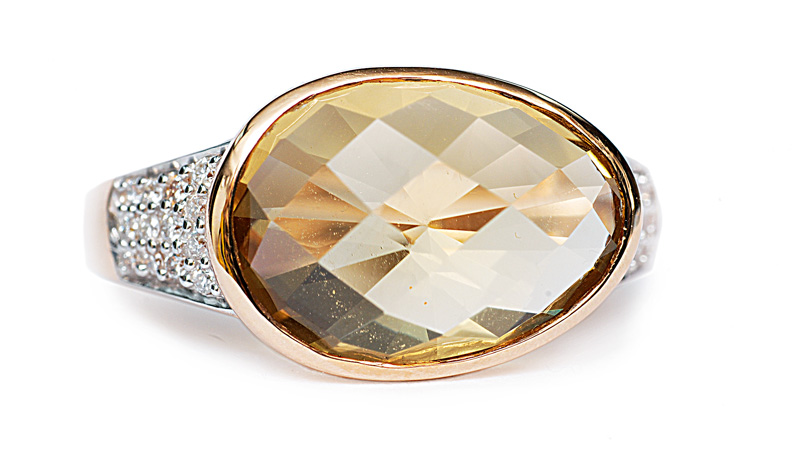 A quarz diamond ring