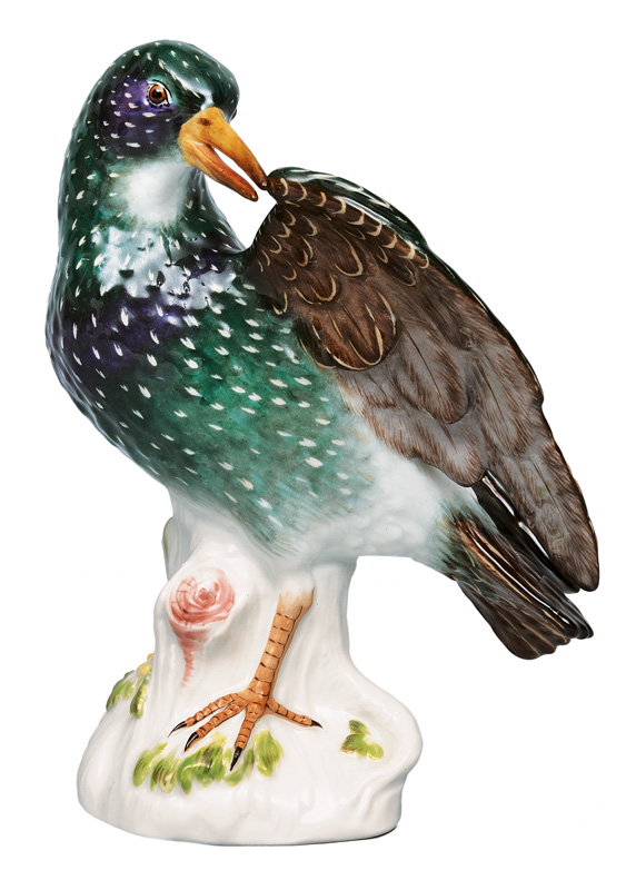 An animal figurine "Starling with open wing"