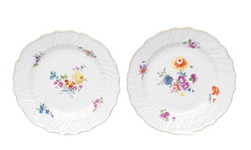A pair of plates with flower decoration