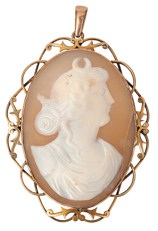 A cameo brooch "Luna"