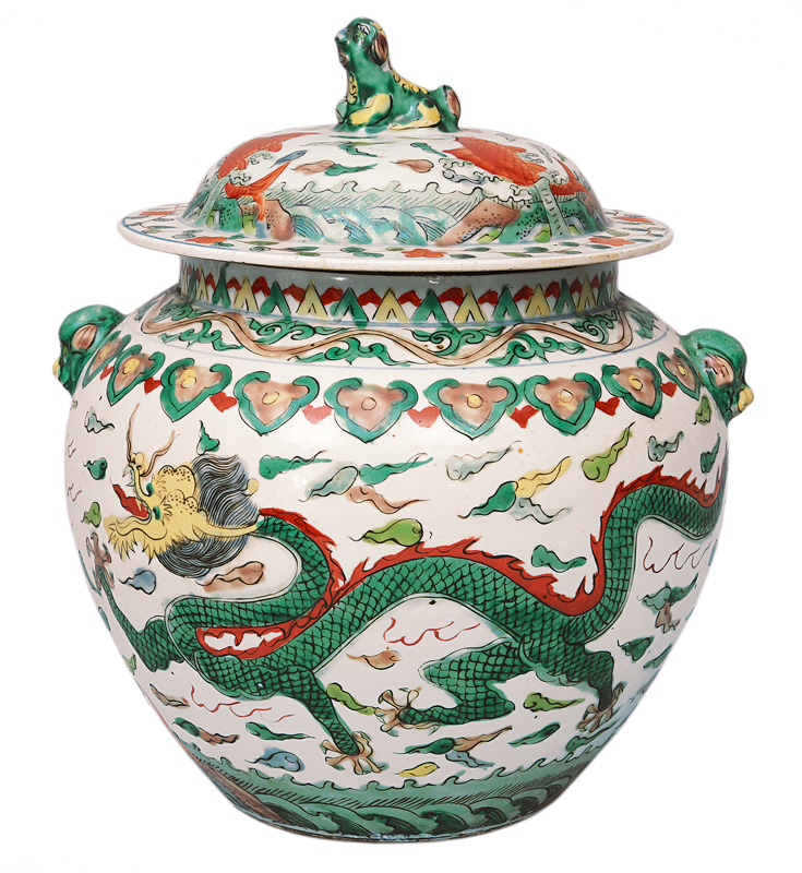 A Wucai-vase with cover and dragon