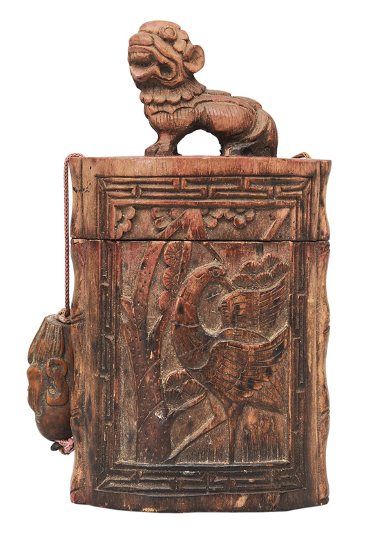 A tobacco container with Fô-dog