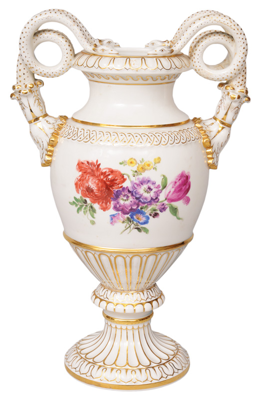 Schlangenhenkel-Vase mit Blumenmalerei