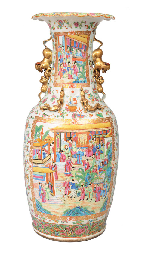 Außergewöhnlich große Kanton-Vase mit prunkvollen "Palastszenen"