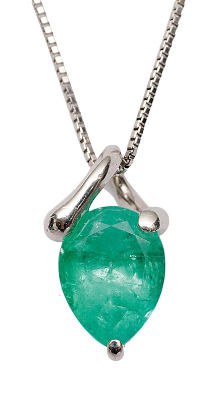 An emerald pendant with necklace