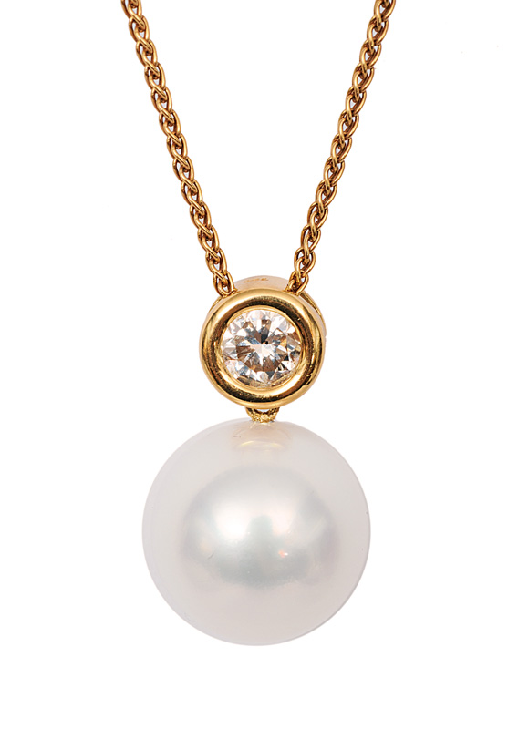 A fine Southsea pearl pendant with a single diamond