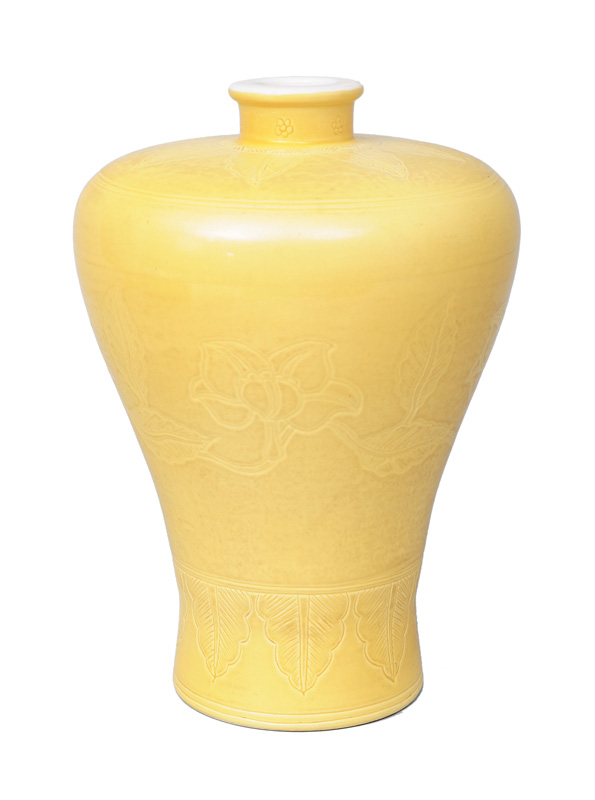 A tall Mei-Ping-vase with Anhua-decoration