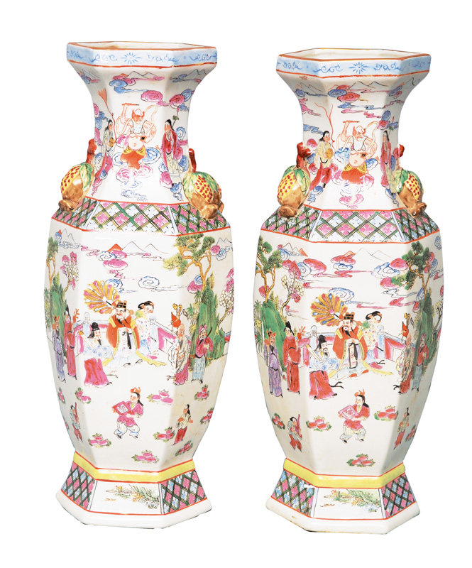 Paar Famille-Rose Sechskant-Vasen mit mythologischen Szenen