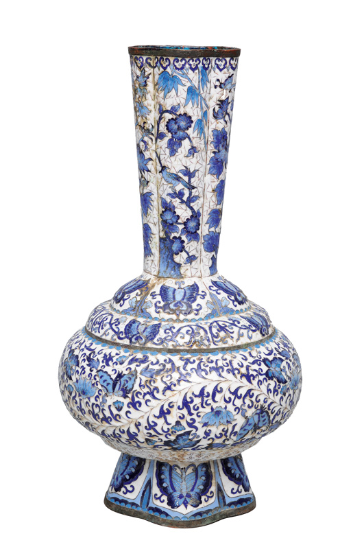 Seltene Cloisonné-Vase mit Schmetterlingen