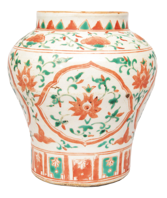 A Swato-shoulderpot with chrysanthemum