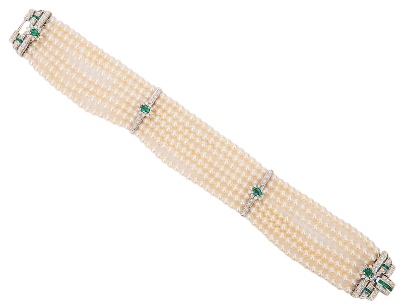 A pearl emerald bracelet in the style of Art Deco